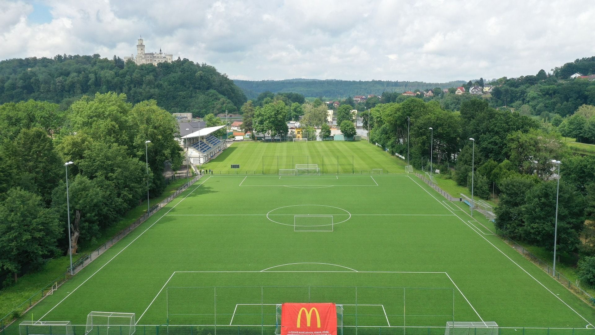 Kunstrasenplatz Hluboka an der Moldau