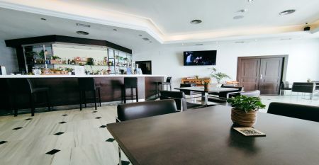 Ein hohes, gelbes Hotel Sol Guadalmar mit Balkonen blickt auf einen klaren, blauen Au&szlig;enpool, umgeben von Palmen und gr&uuml;nen Rasenfl&auml;chen unter einem sonnigen Himmel - perfekt f&uuml;r Ihren Aufenthalt in diesem zentrumsnahen 4 Sterne Hotel Malaga.
