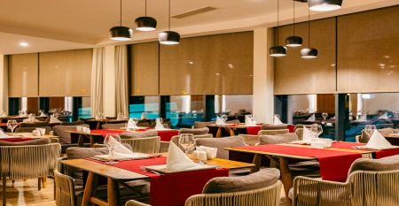 Das Side Moon Palace ist ein modernes Hotel mit mehreren Etagen und Balkonen, von denen aus man den Blick auf einen gro&szlig;z&uuml;gigen Au&szlig;enpool genie&szlig;en kann, der von Reihen wei&szlig;er Liegest&uuml;hle und geschlossenen Sonnenschirmen ges&auml;umt ist.