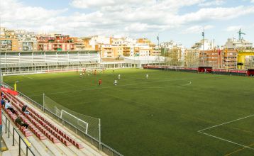 Inngangen til Hotel ILUNION Bel Art Barcelona har store glassdører, potteplanter og et skilt over den svarte markisen - perfekt for gjester som vil utforske Fußballkultur Barcelona eller besøke Trainingseinrichtungen i nærheten.
