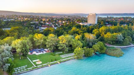 https://www.soccatours.com/at/media/catalog/product/cache/da432fc9ee79dfca32e073c2235ab4d7/1/6/16203-00-fussball-trainingslager-balatonalmadi-hunguest-bal-resort-hotelansicht_2.jpg