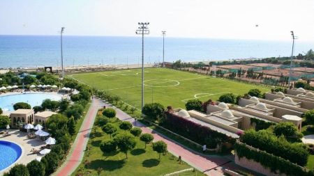https://www.soccatours.com/at/media/catalog/product/cache/da432fc9ee79dfca32e073c2235ab4d7/1/7/17109-20-fussball-trainingslager-spice_hotel-fussballplatz1.jpg