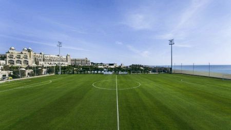 https://www.soccatours.com/at/media/catalog/product/cache/da432fc9ee79dfca32e073c2235ab4d7/1/7/17109-21-fussball-trainingslager-spice_hotel-fussballplatz2.jpg