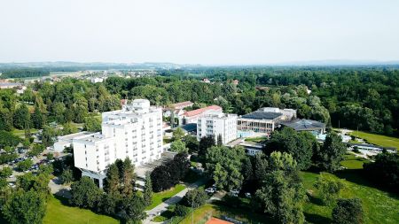 https://www.soccatours.com/at/media/catalog/product/cache/da432fc9ee79dfca32e073c2235ab4d7/2/3/23020-00-fussball-trainingslager-radenci-thermenhotel-radin-luftaufnahme-1.jpg