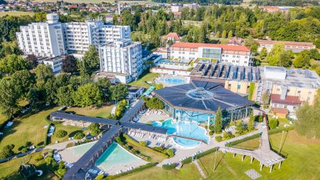 https://www.soccatours.com/at/media/catalog/product/cache/da432fc9ee79dfca32e073c2235ab4d7/2/3/23020-01-fussball-trainingslager-radenci-thermenhotel-radin-luftaufnahme-2.jpg