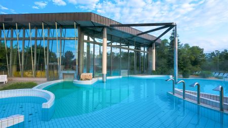 https://www.soccatours.com/at/media/catalog/product/cache/da432fc9ee79dfca32e073c2235ab4d7/2/3/23020-32-fussball-trainingslager-radenci-thermenhotel-radin-pool-au_en-1.jpg