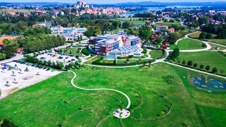 https://www.soccatours.com/at/media/catalog/product/cache/da432fc9ee79dfca32e073c2235ab4d7/2/3/23022-00-fussball-trainingslager-ptuj-grand-hotel-primus-hotelansicht-1.jpg