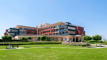 https://www.soccatours.com/at/media/catalog/product/cache/da432fc9ee79dfca32e073c2235ab4d7/2/3/23022-01-fussball-trainingslager-ptuj-grand-hotel-primus-hotelansicht-2.jpg