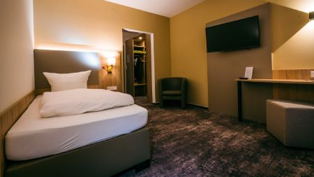 https://www.soccatours.com/at/media/catalog/product/cache/da432fc9ee79dfca32e073c2235ab4d7/f/u/fu_balltrainingslager_waldhotel_eisenberg_soccatours_4_.jpg