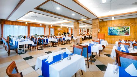 https://www.soccatours.com/at/media/catalog/product/cache/da432fc9ee79dfca32e073c2235ab4d7/h/o/hotel_aquarell_16017-03-fussball-trainingslager-cegled-hotel-auqarell-restaurant-01.jpg