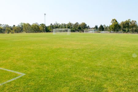 Das Plätze Linda Resort verfügt über einen weitläufigen, grünen Fußballplatz mit zwei Torpfosten, der von Bäumen gesäumt ist und unter einem strahlend blauen Himmel liegt – ideal für Spiele am Tag.