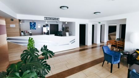 https://www.soccatours.com/at/media/catalog/product/cache/da432fc9ee79dfca32e073c2235ab4d7/h/o/hotel_pallone_16200-03-fussball-trainingslager-balatonf_red-hotel-pallone-rezeption-1.jpg