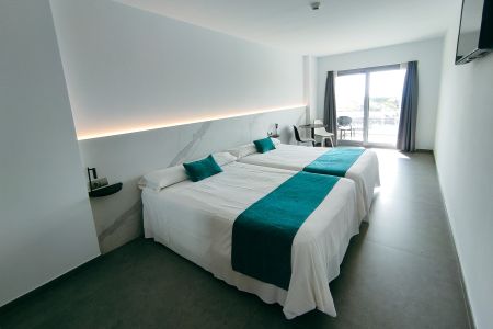 https://www.soccatours.com/at/media/catalog/product/cache/da432fc9ee79dfca32e073c2235ab4d7/s/a/santa_susanna_suites_soccatours_4_.jpg