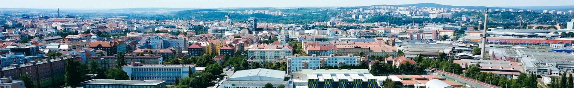 Fu&szlig;balltrainingsanlage in einer Stadtlandschaft, mit mehreren Fu&szlig;ballfeldern und modernen Einrichtungen.