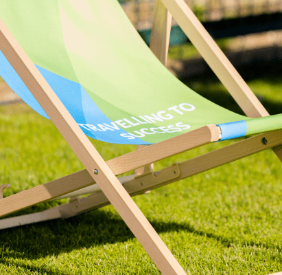 Liegestuhl mit SOCCATOURS Branding