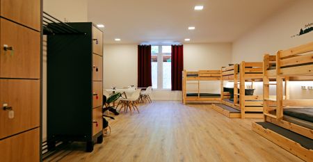 Luftaufnahme des von B&auml;umen umgebenen Sportparks Fun4You mit gro&szlig;em Solargeb&auml;ude, Spielplatz, Teambuilding-Seilgarten, Sportpl&auml;tzen, Parkplatz und bewaldeter Umgebung.