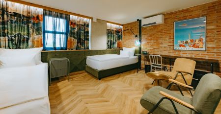 Hotel One66****