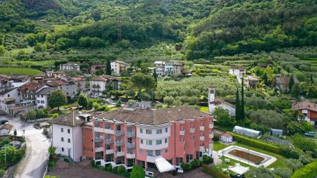 https://www.soccatours.com/de/media/catalog/product/cache/da432fc9ee79dfca32e073c2235ab4d7/f/u/fu_balltrainingslager_hotel_everest_soccatours_4_.jpg