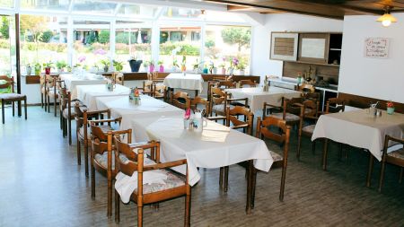 https://www.soccatours.com/de/media/catalog/product/cache/da432fc9ee79dfca32e073c2235ab4d7/f/u/fussballtrainingslager_hotel_gasthof_soccatours_4_.jpg
