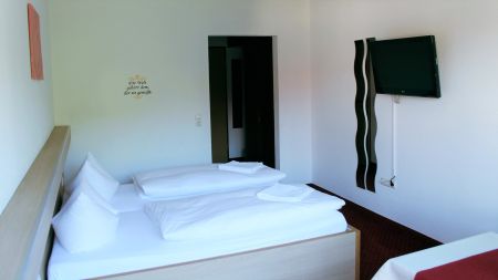 https://www.soccatours.com/de/media/catalog/product/cache/da432fc9ee79dfca32e073c2235ab4d7/f/u/fussballtrainingslager_hotel_gasthof_soccatours_6_.jpg