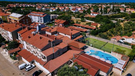 https://www.soccatours.com/de/media/catalog/product/cache/da432fc9ee79dfca32e073c2235ab4d7/f/u/fussballtrainingslager_hotel_villa_letan_soccatours.jpg