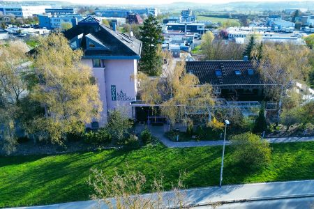 https://www.soccatours.com/de/media/catalog/product/cache/da432fc9ee79dfca32e073c2235ab4d7/h/o/hotel_restaurant_kerzenst_ble_soccatours.jpg