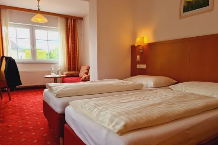https://www.soccatours.com/de/media/catalog/product/cache/da432fc9ee79dfca32e073c2235ab4d7/h/o/hotel_wirt_im_feld_2_1.jpg