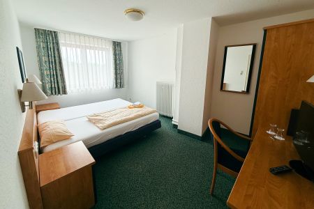 https://www.soccatours.com/de/media/catalog/product/cache/da432fc9ee79dfca32e073c2235ab4d7/l/a/landhotel_imhof_soccatours_7_.jpg