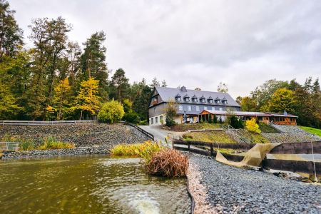 https://www.soccatours.com/de/media/catalog/product/cache/da432fc9ee79dfca32e073c2235ab4d7/p/e/pension_zur_wildsau_soccatours_2_.jpg