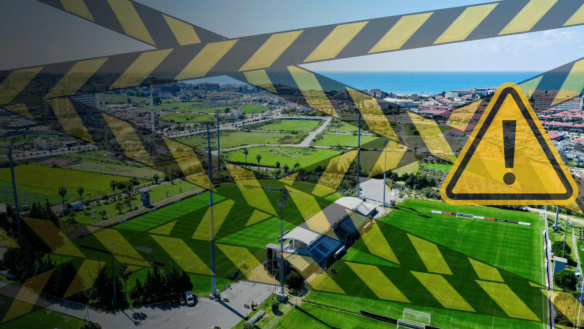 Panoramalblick über die türkische Küste mit Blick auf verschiedene Fußballplätze