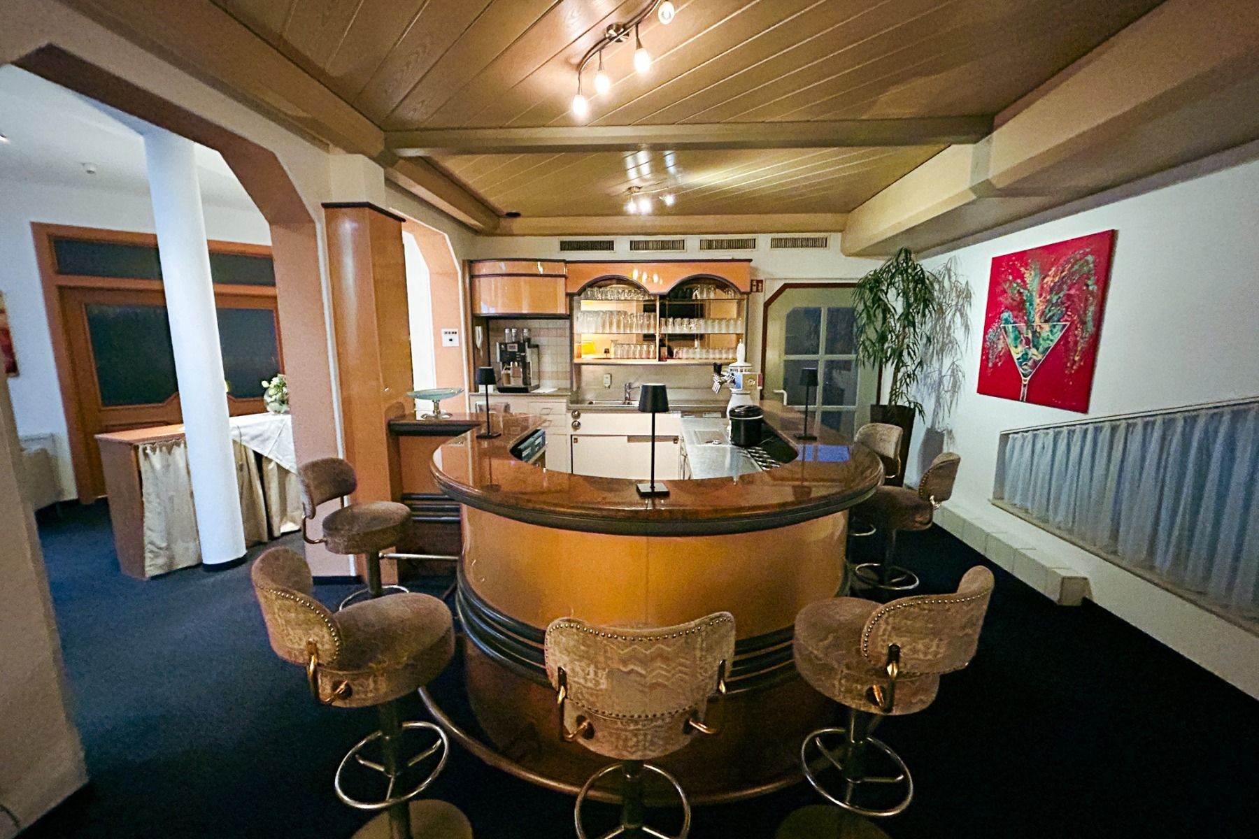 Hotel Empfinger Hof har en koselig, godt opplyst bar med seks polstrede barstoler rundt en buet tredisk, moderne innredning, levende veggkunst og god mat - perfekt for å slappe av etter Fußballtrainingslager.