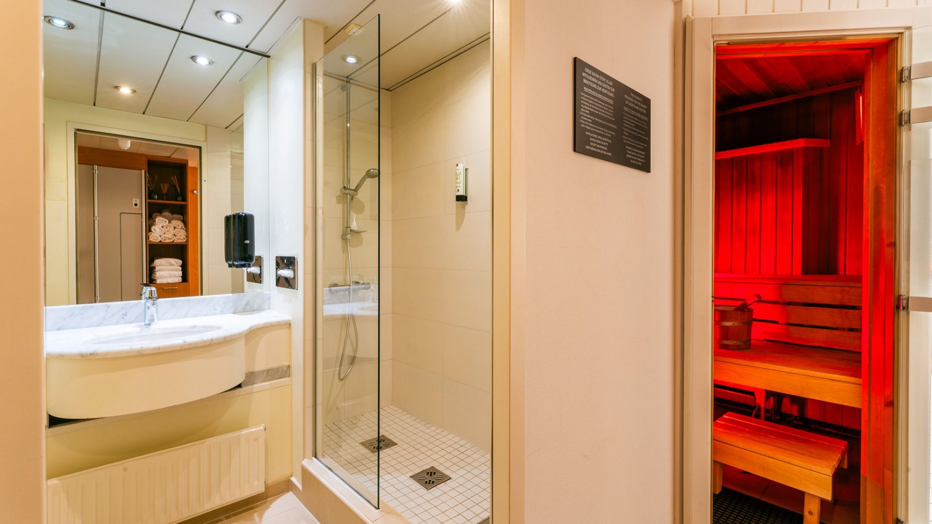 Plaza Premium Vienna****