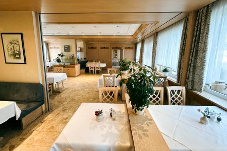 https://www.soccatours.com/en/media/catalog/product/cache/da432fc9ee79dfca32e073c2235ab4d7/h/o/hotel_restaurant_kerzenst_ble_soccatours_3_.jpg