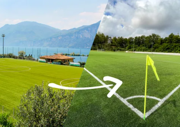 Geteiltes Bild eines Fußballplatzes: Links ein Natur-Rasenplatz mit Blick auf einen See und Berge, rechts ein moderner Kunstrasenplatz mit Eckfahne. Ein geschwungener Pfeil verbindet beide Hälften.