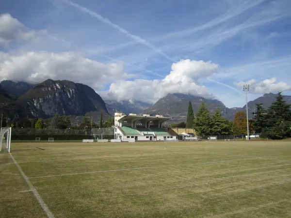 Naturrasenplatz Benacense - SOCCATOURS
