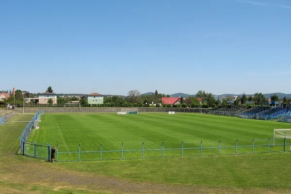 Naturrasen Stadion Benesov - SOCCATOURS