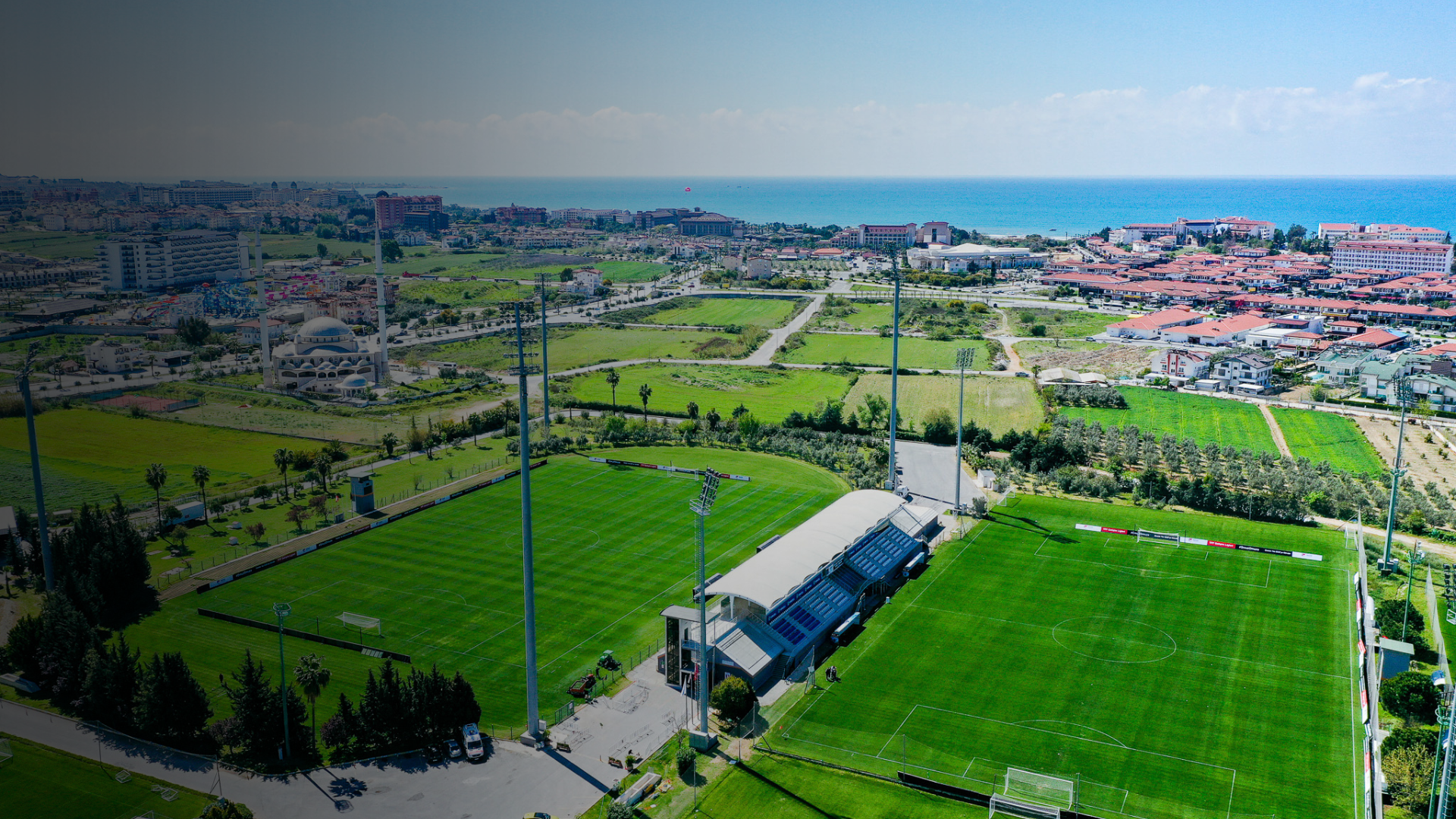 Panoramalblick über die türkische Küste mit Blick auf verschiedene Fußballplätze