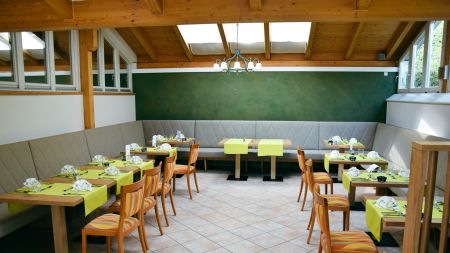 https://www.soccatours.com/media/catalog/product/cache/da432fc9ee79dfca32e073c2235ab4d7/f/u/fu_balltrainingslager_hotel_in_bad_birmbach_soccatours_3_.jpg