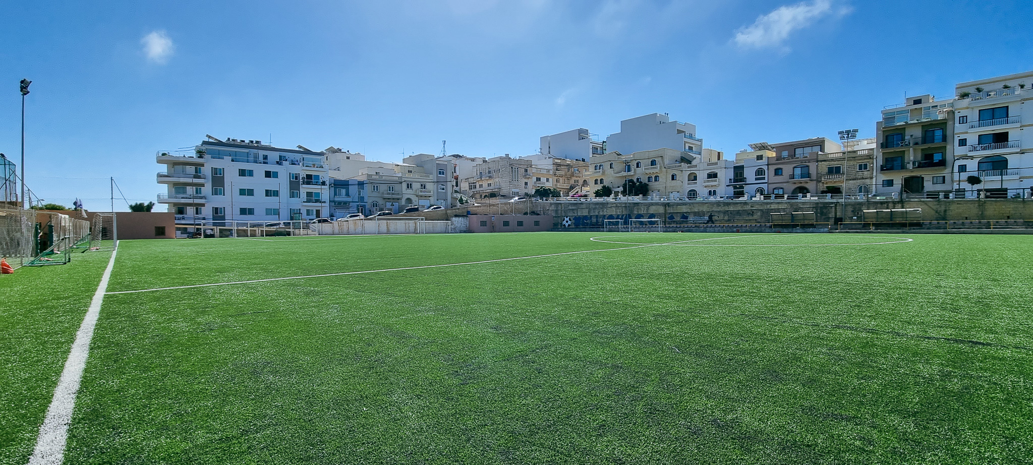 Moderner Kunstrasenplatz in Mellieħa, umgeben von mediterraner Architektur – ideal für intensive Trainingseinheiten unter der Sonne Maltas.