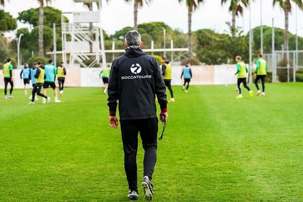 Trainer op het trainingskamp met een SOCCATOURS-jas