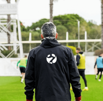 Trainer op het trainingskamp met een SOCCATOURS-jas