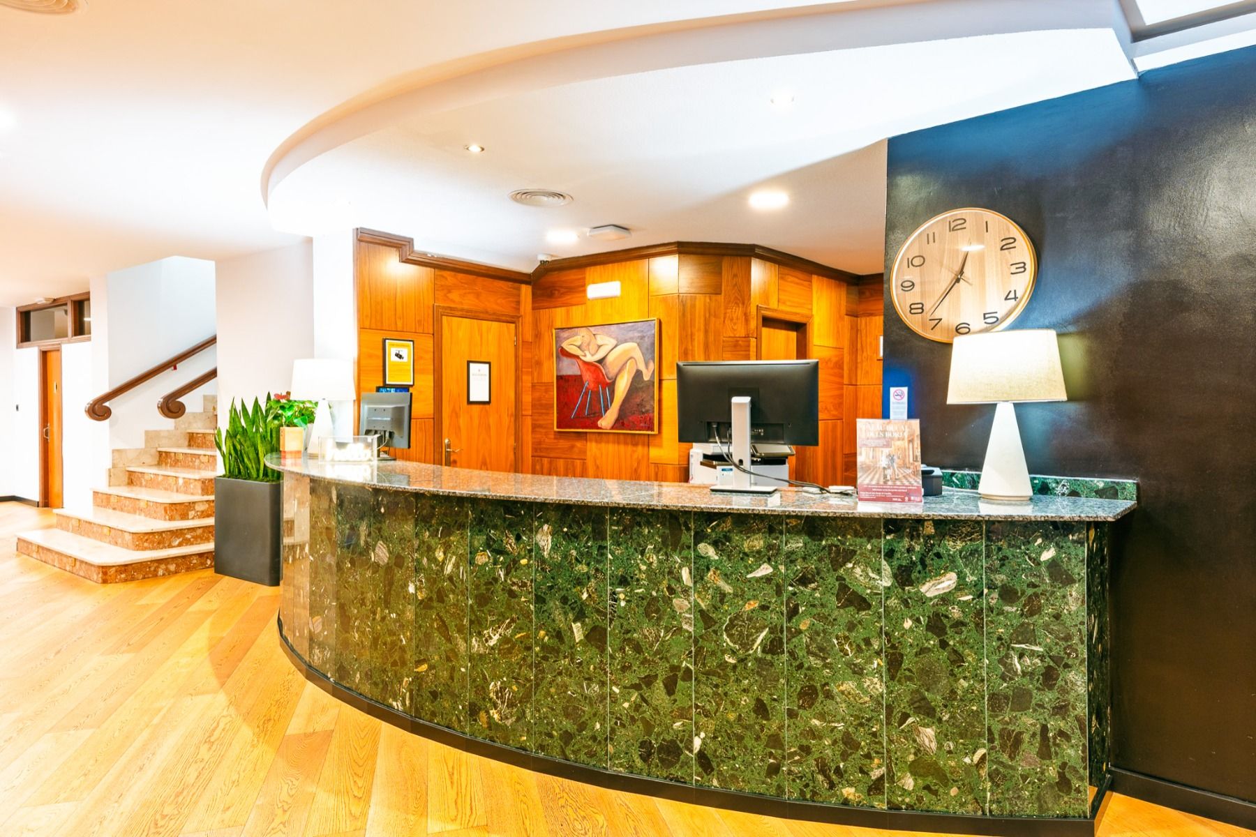 Hotel Borgia *** verwelkomt zijn gasten met een opvallende, gebogen receptiebalie van groen marmer, die is uitgerust met een computerscherm, een lamp en een wandklok. Warme houten lambrisering, verfijnde kunstwerken en trappen versierd met weelderige plan