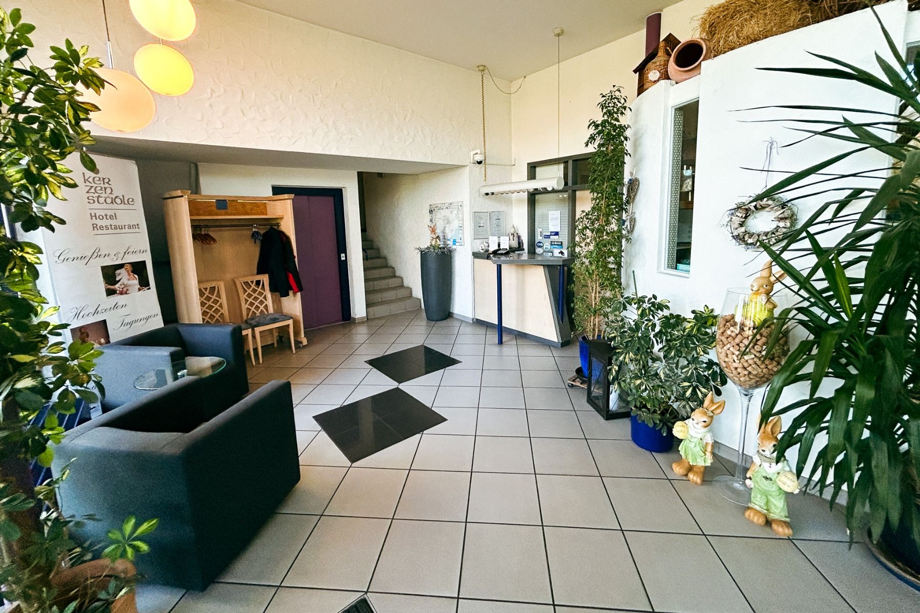 De uitnodigende lobby van Hotel & Restaurant Kerzenstüble is voorzien van tegelvloeren, weelderige planten, comfortabele fauteuils, een compacte receptiebalie en een trap aan de achterzijde. Bij de ingang worden gasten verwelkomd door decoratieve konijnen