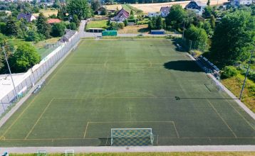 Hotel Schloss Schweinsburg is een prachtig historisch landhuis met een rood pannendak en grote ramen, dat uitzicht biedt op goed onderhouden tuinen met een rechthoekige vijver, heggen, bankjes, hoge bomen en nabijgelegen sportvelden waar u onder een strak