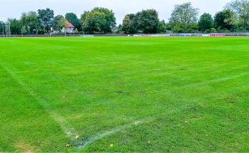 Hotel Stadt Mühlhausen*** is een groot, modern, grijs-wit gebouw met ronde ramen, een bord boven de ingang, bomen in de buurt, een bewolkte hemel en een eigen fitnessruimte voor het comfort van de gasten.