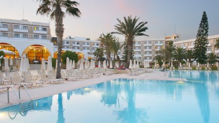 https://www.soccatours.com/nl/media/catalog/product/cache/da432fc9ee79dfca32e073c2235ab4d7/f/u/fussballtrainingslager_hotel_phaethon_beach_soccatours.jpg
