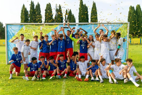 Ungdomslaget feirer turneringsseieren i SOCCACUP Rovinj med pokal og konfetti p&aring; fotballbanen