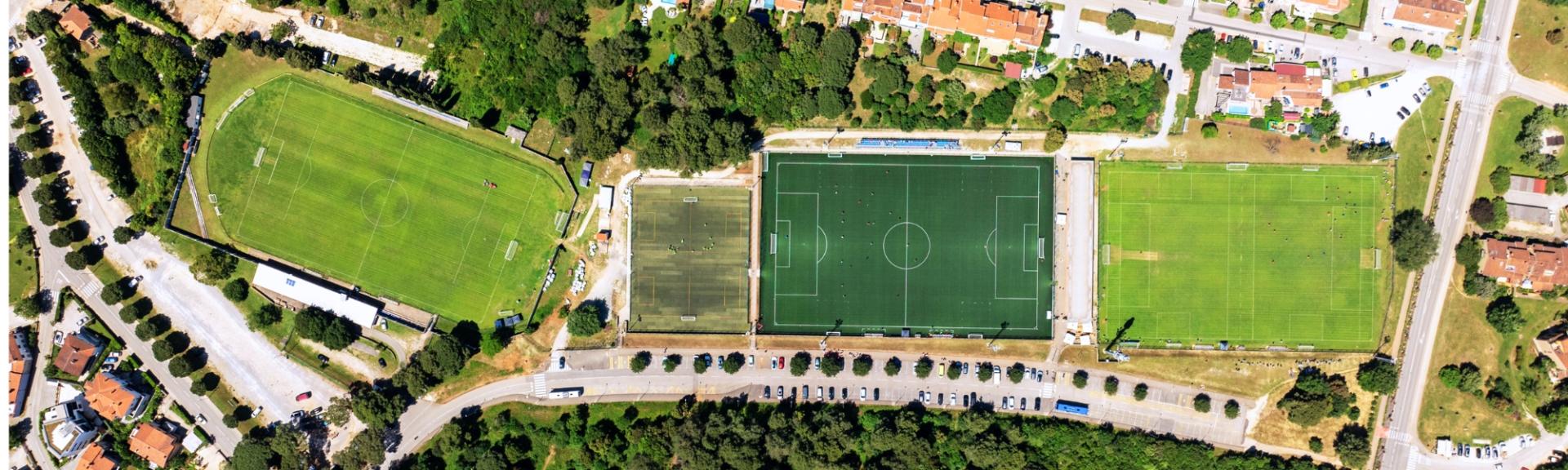 Unterwasseraufnahme von mehreren Schwimmern mit blauen Badekappen, die synchron durch das Wasser gleiten.