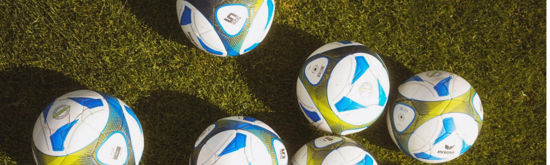 Unterwasseraufnahme von mehreren Schwimmern mit blauen Badekappen, die synchron durch das Wasser gleiten.