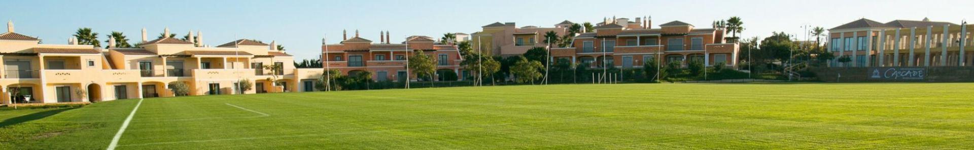Fotballbane i Algarve med direkte tilknytning til hotellet og palmer i bakgrunnen.